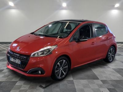 une voiture rouge garée sur le sol en damier d'un garage