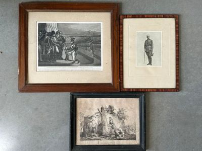 trois tableaux encadrés sur le mur d'une pièce