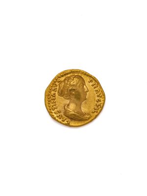 une pièce d'or ornée d'une tête de femme