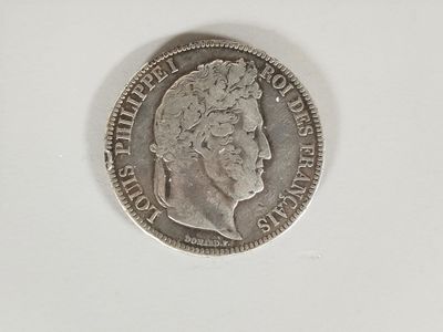 gros plan d'une pièce de monnaie sur une surface blanche