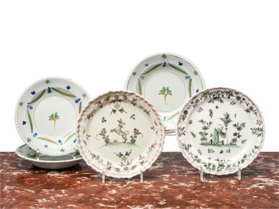 Plusieurs assiettes sont posées sur une table avec un fond blanc.