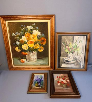 trois photos encadrées représentant des fleurs dans un vase et un vase rempli de fleurs