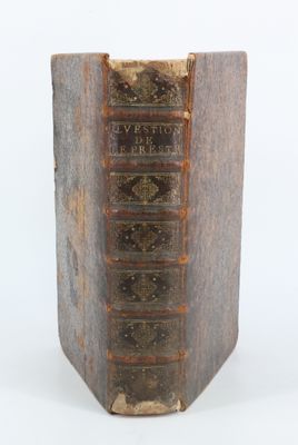 un vieux livre posé sur une table en bois