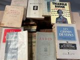 plusieurs livres sont empilés sur une table