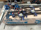 un grand nombre d'outils posés sur une table
