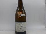 une bouteille de vin posée sur une table
