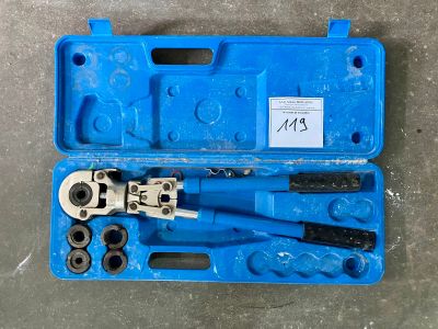 une image représentant une boîte à outils bleue contenant un roitelet et quelques autres roitelets