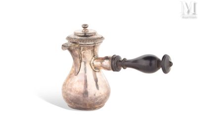 une cafetière en argent avec une poignée noire sur fond blanc