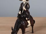figurine représentant un vieil homme à cheval, coiffé d'un chapeau