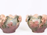 une paire de vases roses et verts ornés de motifs floraux