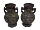 deux vases posés l'un à côté de l'autre sur une table