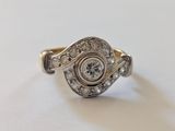 une image d'une bague en diamant sur une surface blanche