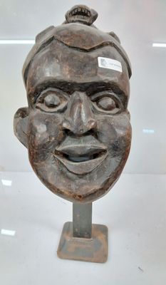 Masque BAMOUN tête d'homme surmonté d'un animal, sujet décor…
