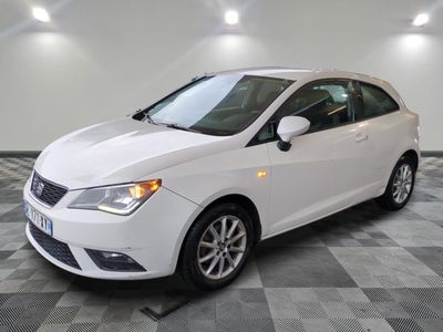la photo d'une voiture blanche garée dans un garage