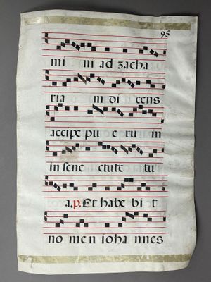 Page d'antiphonaire à 6 portées de chant grégorien recto-ver…