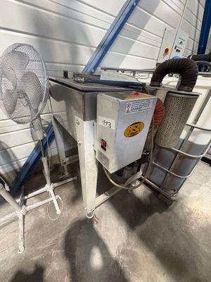 une machine posée à côté d'une chaise
