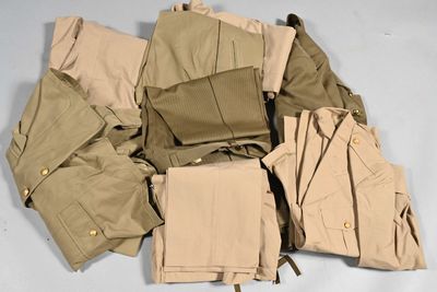 de nombreux types de pantalons, disposés sur une table
