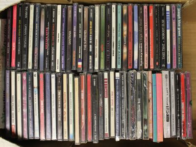 une boîte en carton remplie de divers CD
