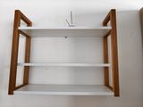 une étagère blanche surmontée de deux tablettes en bois