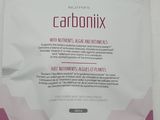 un sachet de poudre Carbomix posé sur une surface blanche