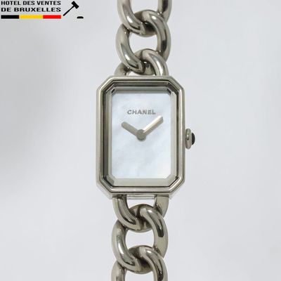 un gros plan d'une montre entourée d'une chaîne