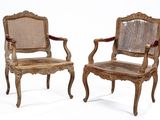 paire de chaises en bois sculpté, avec dossier et accoudoirs en rotin