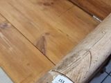 un banc en bois posé sur un sol carrelé