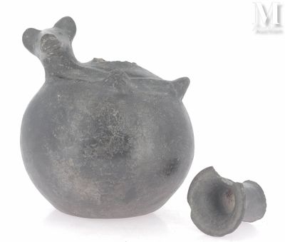 une image représentant un vase en pierre noire et un petit morceau de pierre