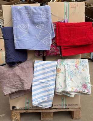 de nombreuses serviettes pliées sur une palette dans un entrepôt