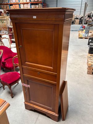 un grand meuble en bois au milieu d'une pièce