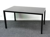 table basse rectangulaire au plateau en verre noir, avec des pieds en métal noir