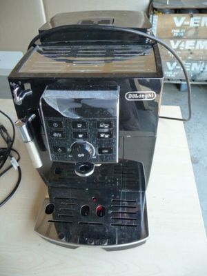une machine à café posée sur une table