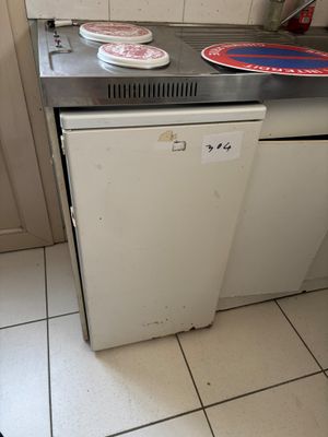 un lave-vaisselle blanc posé dans une cuisine à côté d'un autre lave-vaisselle
