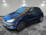 la photo d'une voiture bleue garée dans un garage