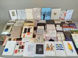 beaucoup de livres sur une table avec beaucoup de livres