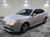 la voiture argentée est garée dans le garage sur le sol en damier