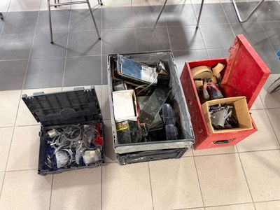 deux boîtes contenant des outils, posées par terre
