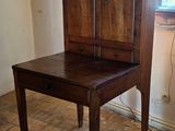 une petite table en bois surmontée d'un meuble en bois