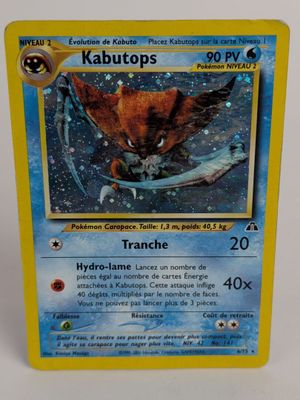gros plan d'une carte pokemon sur une table