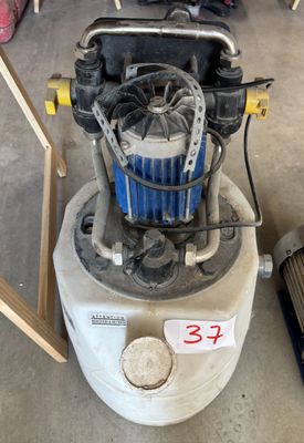 une machine posée sur le sol du garage