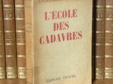 un livre posé sur une table devant une rangée de livres