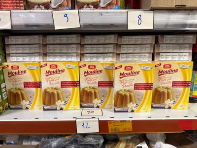des boîtes de moulinine sur une étagère dans une épicerie