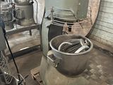 deux tables de mixage qui se trouvent dans une pièce