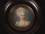 portrait d'une femme vêtue d'une robe blanche et d'un chapeau blanc