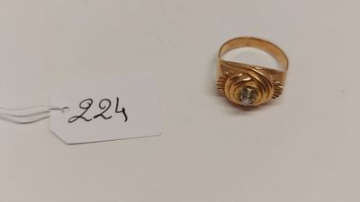 une bague en or sertie d'un diamant, avec une étiquette indiquant son prix
