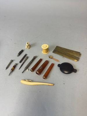 un grand nombre d'outils posés sur la table
