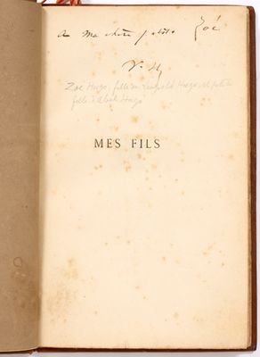 un vieux livre écrit posé sur une table