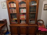 une pièce avec une bibliothèque et un tapis au sol