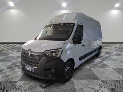 la camionnette blanche est garée sur le sol en damier d'une pièce