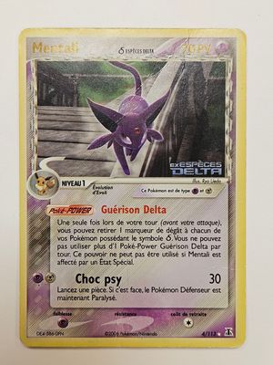 La carte Pokémon est exposée sur une surface blanche.